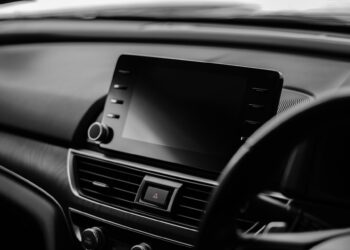 Why Head-up Display is a Great Safety Feature for Drivers